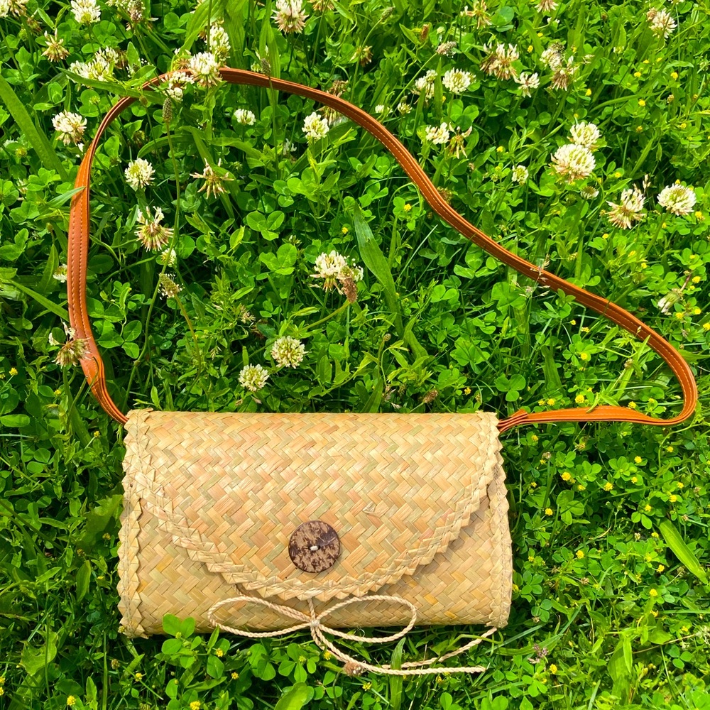 Handmade cross body Straw purse